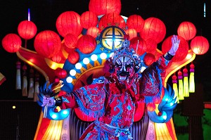 DANSEUR CHINOIS EN COSTUME TRADITIONNEL, FEUX FOLLETS, LUMIERE SUR LA CHINE, PARC JEAN DRAPEAU, ILE SAINTE-HELENE, MONTREAL, QUEBEC, CANADA 