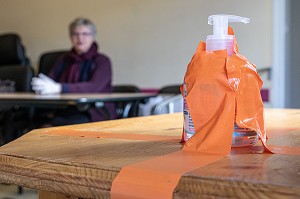 GEL DESINFECTANT POUR L'ELECTION MUNICIPALE DU PREMIER TOUR RESPECTANT LES CONSIGNES SANITAIRES FACE A LA PANDEMIE DU CORONAVIRUS, BUREAU DE VOTE DE RUGLES, NORMANDIE, FRANCE 