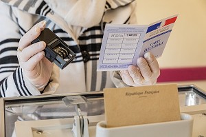 VERIFICATION DE LA CARTE D'ELECTEUR AVANT LE VOTE, ELECTION MUNICIPALE DU PREMIER TOUR RESPECTANT LES CONSIGNES SANITAIRES FACE A LA PANDEMIE DU CORONAVIRUS, BUREAU DE VOTE DE RUGLES, NORMANDIE, FRANCE 