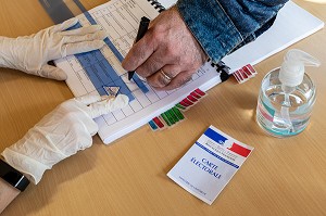 EMARGEMENT DE LA LISTE DES VOTANTS, ELECTION MUNICIPALE DU PREMIER TOUR RESPECTANT LES CONSIGNES SANITAIRES FACE A LA PANDEMIE DU CORONAVIRUS, BUREAU DE VOTE DE RUGLES, NORMANDIE, FRANCE 