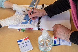 EMARGEMENT DE LA LISTE DES VOTANTS, ELECTION MUNICIPALE DU PREMIER TOUR RESPECTANT LES CONSIGNES SANITAIRES FACE A LA PANDEMIE DU CORONAVIRUS, BUREAU DE VOTE DE RUGLES, NORMANDIE, FRANCE 