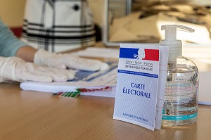 EMARGEMENT DE LA LISTE DES VOTANTS, ELECTION MUNICIPALE DU PREMIER TOUR RESPECTANT LES CONSIGNES SANITAIRES FACE A LA PANDEMIE DU CORONAVIRUS, BUREAU DE VOTE DE RUGLES, NORMANDIE, FRANCE 