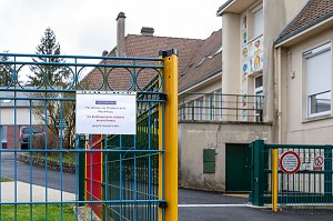 FERMETURE DE L'ECOLE PRIMAIRE SUITE AUX MESURES SANITAIRES PRISES PAR LE GOUVERNEMENT POUR L'EPIDEMIE DE CORONAVIRUS (CODID-19), RUGLES, EURE, NORMANDIE. FRANCE 