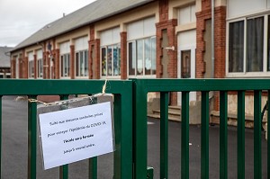 FERMETURE DE L'ECOLE PRIMAIRE SUITE AUX MESURES SANITAIRES PRISES PAR LE GOUVERNEMENT POUR L'EPIDEMIE DE CORONAVIRUS (CODID-19), RUGLES, EURE, NORMANDIE. FRANCE 