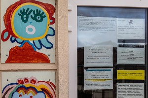 FERMETURE DE L'ECOLE PRIMAIRE SUITE AUX MESURES SANITAIRES PRISES PAR LE GOUVERNEMENT POUR L'EPIDEMIE DE CORONAVIRUS (CODID-19), RUGLES, EURE, NORMANDIE. FRANCE 