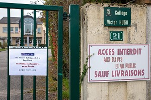 FERMETURE DE L'ECOLE PRIMAIRE SUITE AUX MESURES SANITAIRES PRISES PAR LE GOUVERNEMENT POUR L'EPIDEMIE DE CORONAVIRUS (CODID-19), RUGLES, EURE, NORMANDIE. FRANCE 