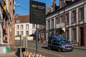 PATROUILLE DE GENDARMERIE DANS LES RUES COMMERCANTES VIDES DU VILLAGE DE RUGLES SUITE AU CONFINEMENT IMPOSE PAR LE GOUVERNEMENT, 