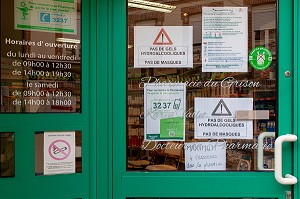 AFFICHE SUR LA PORTE D'ENTREE POUR RUPTURE DE MASQUES ET DE GELS HYDRO ALCOOLIQUES, DEVANTURE DE LA PHARMACIE, RUGLES, EURE, NORMANDIE, FRANCE 