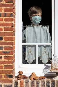 ADOLESCENT AVEC SON MASQUE DE PROTECTION DERRIERE LA FENETRE DE SA MAISON, MESURES SANITAIRES DE PREVENTION, CONFINEMENT SUITE A L'EPIDEMIE DE CORONAVIRUS, RUGLES, NORMANDIE, FRANCE 