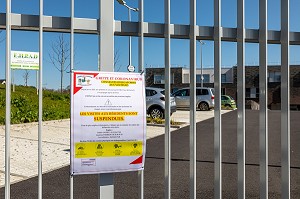 VISITES SUSPENDUES AUX RESIDENTS DE L'EHPAD, MESURES SANITAIRES DE PREVENTION FACE A LA GRIPPE ET CORONAVIRUS, RUGLES, EURE, NORMANDIE, FRANCE 