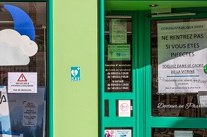 ENTREE DE LA PHARMACIE, MESURE DE PREVENTION SUITE A L'EPIDEMIE DE CORONAVIRUS, RUGLES, NORMANDIE, FRANCE 