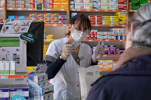 MASQUE ET LUNETTES DE PROTECTION POUR LA PHARMACIENNE, MESURES SANITAIRES DE PREVENTION SUITE A L'EPIDEMIE DE CORONAVIRUS, RUGLES, NORMANDIE, FRANCE 