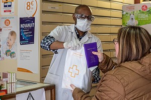 MASQUE ET LUNETTES DE PROTECTION POUR LE SALARIE DE LA PHARMACIE, MESURES SANITAIRES DE PREVENTION SUITE A L'EPIDEMIE DE CORONAVIRUS, RUGLES, NORMANDIE, FRANCE 