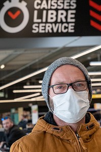 CLIENT DE SUPERMARCHE AVEC SON MASQUE DE PROTECTION A LA SORTIE DES CAISSES LIBRE SERVICE, MESURES SANITAIRES DE PREVENTION SUITE A L'EPIDEMIE DE CORONAVIRUS, RUGLES, NORMANDIE, FRANCE 