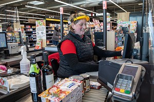 CAISSIERE AU SUPERMACHE DE L'INTERMARCHE AVEC SON MASQUE DE PROTECTION ET SES GANTS, MESURES SANITAIRES DE PREVENTION SUITE A L'EPIDEMIE DE CORONAVIRUS, RUGLES, NORMANDIE, FRANCE 