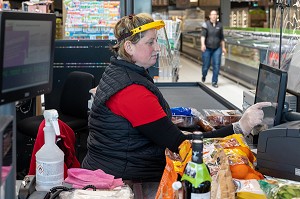 CAISSIERE AU SUPERMACHE DE L'INTERMARCHE AVEC SON MASQUE DE PROTECTION ET SES GANTS, MESURES SANITAIRES DE PREVENTION SUITE A L'EPIDEMIE DE CORONAVIRUS, RUGLES, NORMANDIE, FRANCE 