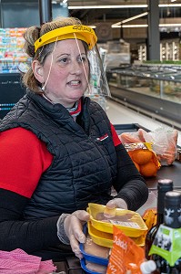 CAISSIERE AU SUPERMACHE DE L'INTERMARCHE AVEC SON MASQUE DE PROTECTION ET SES GANTS, MESURES SANITAIRES DE PREVENTION SUITE A L'EPIDEMIE DE CORONAVIRUS, RUGLES, NORMANDIE, FRANCE 