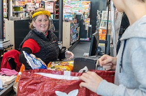 CAISSIERE AU SUPERMACHE DE L'INTERMARCHE AVEC SON MASQUE DE PROTECTION ET SES GANTS, MESURES SANITAIRES DE PREVENTION SUITE A L'EPIDEMIE DE CORONAVIRUS, RUGLES, NORMANDIE, FRANCE 