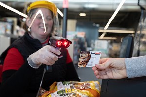 CAISSIERE AU SUPERMACHE DE L'INTERMARCHE AVEC SON MASQUE DE PROTECTION ET SES GANTS, MESURES SANITAIRES DE PREVENTION SUITE A L'EPIDEMIE DE CORONAVIRUS, RUGLES, NORMANDIE, FRANCE 