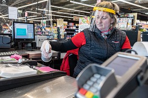 NETTOYAGE DE CAISSE ET   CARTE BANCAIRE APRES CHAQUE CLIENT, CAISSIERE AU SUPERMACHE AVEC SON MASQUE DE PROTECTION ET SES GANTS, EPIDEMIE DE CORONAVIRUS, INTERMARCHE, RUGLES, NORMANDIE, FRANCE 