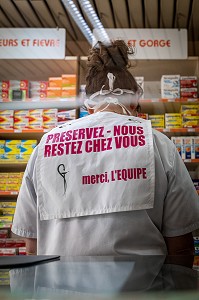 PRESERVEZ-NOUS, RESTEZ CHEZ VOUS, EMPLOYE DE LA PHARMACIE DERRIERE DES VITRES DE PROTECTION EN PLEXIGLASS, MESURES SANITAIRES DE PREVENTION SUITE A L'EPIDEMIE DE CORONAVIRUS, RUGLES, NORMANDIE, FRANCE 