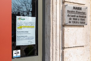 FERMETURE DE LA MAIRIE SUITE AU CONFINEMENT, MESURES SANITAIRES DE PREVENTION SUITE A L'EPIDEMIE DE CORONAVIRUS, RUGLES, NORMANDIE, FRANCE 