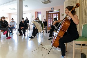 REPRESENTATION CULTURELLE DE LA PIECE DE THEATRE 'LA PRINCESSE YOUTUBE' DE LA COMPAGNIE 'SIX PIEDS SOUS TERRE' DEVANT LES RESIDENTS HANDICAPES ET CONFINES DU FOYER D'HEBERGEMENT DU MOULIN DE LA RISLE, RUGLES, NORMANDIE, FRANCE 