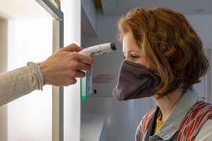 PRISE DE TEMPERATURE PAR MESURE DE PREVENTION, COVID-19, CENTRE HOSPITALIER DE VERNEUIL-SUR-AVRE, VERNEUIL-SUR-AVRE, EURE, NORMANDIE, FRANCE, EUROPE 