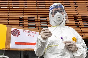 DOCTEUR DOMINIQUE MARTIN A MIS EN PLACE LE DRIVE DE DEPISTAGE A VERNEUIL-SUR-AVRE, DRIVE DE DEPISTAGE COVID-19, CENTRE HOSPITALIER DE VERNEUIL-SUR-AVRE, VERNEUIL-SUR-AVRE, EURE, NORMANDIE, FRANCE, EUROPE 