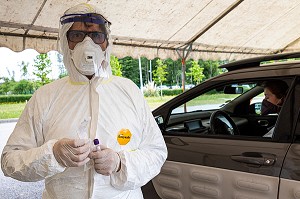 DRIVE DE DEPISTAGE COVID-19 MIS EN PLACE PAR LE DOCTEUR URGENTISTE DOMINIQUE MARTIN, CENTRE HOSPITALIER DE VERNEUIL-SUR-AVRE, VERNEUIL-SUR-AVRE, EURE, NORMANDIE, FRANCE, EUROPE 