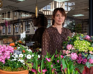 AURELIE FLEURISTE POSANT AVEC SES FLEURS DANS SON MAGASIN, VERNEUIL-SUR-AVRE, EURE, NORMANDIE, FRANCE, EUROPE 