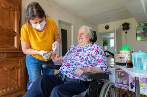 AUDREY INFIRMIERE LIBERALE FAIT SA TOURNEE JOURNALIERE CHEZ L'UNE DE SES PATIENTES, CHERONVILLIERS, EURE, NORMANDIE, FRANCE, EUROPE 