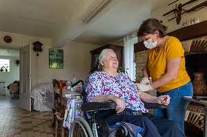 AUDREY INFIRMIERE LIBERALE FAIT SA TOURNEE JOURNALIERE CHEZ L'UNE DE SES PATIENTES, CHERONVILLIERS, EURE, NORMANDIE, FRANCE, EUROPE 