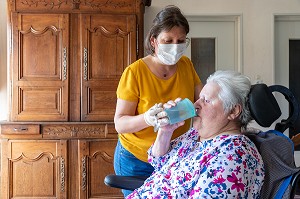 AUDREY INFIRMIERE LIBERALE FAIT SA TOURNEE JOURNALIERE CHEZ L'UNE DE SES PATIENTES, CHERONVILLIERS, EURE, NORMANDIE, FRANCE, EUROPE 