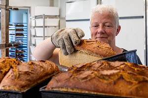 PRODUCTION DE PAIN BIO PAR BLANDINE ZOUTARD, MESNIL-SUR-ITON, EURE, NORMANDIE, FRANCE, EUROPE 