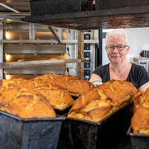 PRODUCTION DE PAIN BIO PAR BLANDINE ZOUTARD, MESNIL-SUR-ITON, EURE, NORMANDIE, FRANCE, EUROPE 