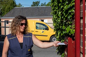 FACTRICE QUI SA TOURNEE, POSTE LE COURRIER, RUGLES, EURE, NORMANDIE, FRANCE, EUROPE 