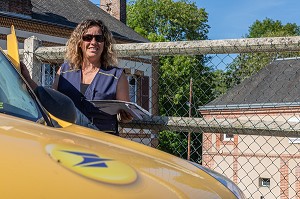 FACTRICE QUI SA TOURNEE, RUGLES, EURE, NORMANDIE, FRANCE, EUROPE 