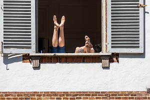 UNE VIE DE CONFINE, PRENDRE SON PIED, RUGLES, EURE, NORMANDIE, FRANCE, EUROPE 