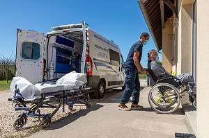 AMBULANCE, ALPHA27, INTERVENTION CHEZ L'HABITANT, PRISE EN CHARGE, AMBENAY, EURE, NORMANDIE, FRANCE, EUROPE 