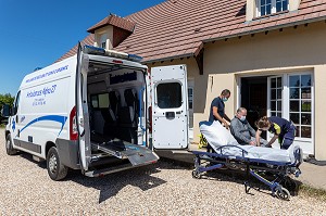 AMBULANCE, ALPHA27, INTERVENTION CHEZ L'HABITANT, PRISE EN CHARGE, AMBENAY, EURE, NORMANDIE, FRANCE, EUROPE 