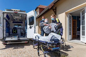 AMBULANCE, ALPHA27, INTERVENTION CHEZ L'HABITANT, PRISE EN AMBULANCE, ALPHA27, INTERVENTION AT A PERSON'S HOME, PUTTING THE PATIENT IN THE AMBULANCE, CHARGE EN PERIODE DE COVID-19, AMBENAY, EURE, NORMANDIE, FRANCE, EUROPE 
