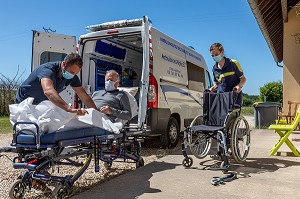 AMBULANCE, ALPHA27, INTERVENTION CHEZ L'HABITANT, PRISE EN CHARGE EN PERIODE DE CORONAVIRUS, AMBENAY, EURE, NORMANDIE, FRANCE, EUROPE 