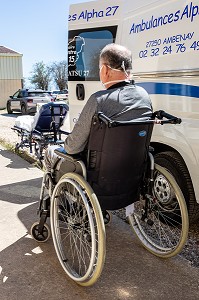 AMBULANCE, ALPHA27, INDIVIDU EN FAUTEUIL ROULANT, AMBENAY, EURE, NORMANDIE, FRANCE, EUROPE 