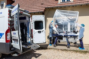 AMBULANCE, ALPHA27, INTERVENTION CHEZ L'HABITANT, SITUATION DE SUSPICION DE COVID-19, TRANSPORT DE LA VICTIME DANS UN CAISSON DE PROTECTION, AMBENAY, EURE, NORMANDIE, FRANCE, EUROPE 