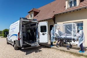 AMBULANCE, ALPHA27, INTERVENTION CHEZ L'HABITANT, SITUATION DE SUSPICION DE COVID-19, TRANSPORT DE LA VICTIME DANS UN CAISSON DE PROTECTION, AMBENAY, EURE, NORMANDIE, FRANCE, EUROPE 