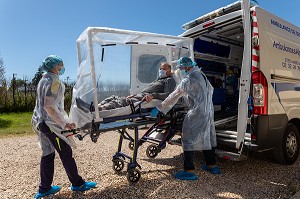 AMBULANCE, ALPHA27, INTERVENTION CHEZ L'HABITANT, SITUATION DE SUSPICION DE COVID-19, TRANSPORT DE LA VICTIME DANS UN CAISSON DE PROTECTION, AMBENAY, EURE, NORMANDIE, FRANCE, EUROPE 