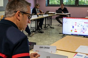 CELLULE DE CRISE, REUNION D'INFORMATION JOURNALIERE FACE AU COVID AVEC LE DIRECTEUR DE CRISE, LIEUTENANT-COLONEL THIERRY DARRAS, SERVICE DEPARTEMENTAL D'INCENDIE ET DE SECOURS DE L'EURE, EVREUX, FRANCE 