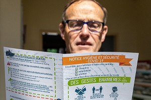 LECTURE PAR UN SAPEUR-POMPIER DE LA NOTICE HYGIENE ET SECURITE POUR LE DISPOSITIF SANITAIRE CONTRE LE COVID, SERVICE DEPARTEMENTAL D'INCENDIE ET DE SECOURS DE L'EURE, EVREUX, FRANCE 