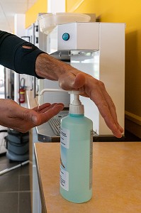 POINT PROPRETE, MESURE D'HYGIENE, LAVAGE DE MAIN AU GEL HYDROALCOOLIQUE, SERVICE DEPARTEMENTAL D'INCENDIE ET DE SECOURS DE L'EURE, EVREUX, FRANCE 